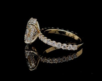 Anillo de compromiso con diamante cultivado en laboratorio de talla ovalada de 5,06 quilates en oro amarillo de 14 quilates, certificado por IGI, E VVS2, solitario con banda central pavé de 4,02 quilates.