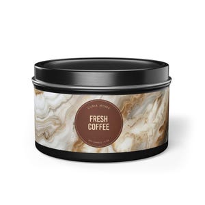 Peut inclure: Une tasse en céramique blanche avec une anse noire et le texte "But First, Coffee" en noir, dans une police manuscrite. La tasse est posée sur une surface blanche.