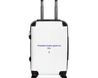 „Freedom Looks Good On Me“-Koffer | Personalisiertes Reisegepäck | Geschenk für digitale Nomaden | Scroll with Loly