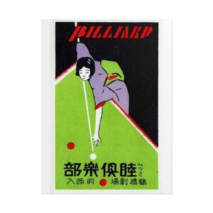 Könnte beinhalten: Vintage-Illustration zum Thema Billard. Eine Frau in einem lila Kimono spielt Billard. Das Wort "BILLIARD" steht rot oben. Der Hintergrund ist schwarz und grün, mit japanischem Text unten.