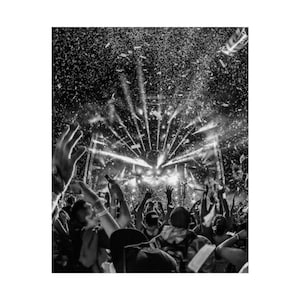 Poster del pubblico di un concerto / Poster arrotolato, stampa in bianco e nero di musica dal vivo