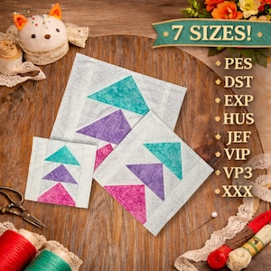 Könnte beinhalten: Drei Stoffquadrate mit türkisfarbenen, lila und rosa Dreiecksdesigns auf weißem Hintergrund. Der Text "7 SIZES!" wird über den Quadraten angezeigt. Nähutensilien, darunter Garnrollen und Scheren, sind um die Quadrate angeordnet.