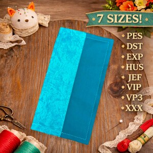 Op de afbeelding: Een rechthoekige turquoise stof met een getextureerd gedeelte en een glad gedeelte, aan elkaar gestikt met witte draad. De tekst "7 SIZES!" wordt boven de stof weergegeven. Naaigerei, waaronder garenklosjes en scharen, zijn rond de stof gerangschikt.