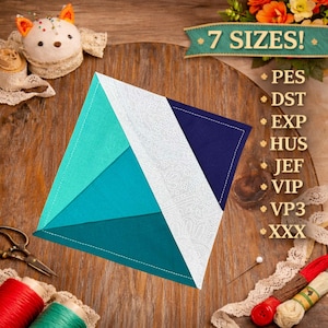 Puede incluir: Un diseño geométrico en tonos turquesa, azul y blanco, con un borde cosido. El diseño está sobre una superficie de madera, con el texto "7 TAMAÑOS!" y enumera varios formatos de archivo. También se ven artículos de costura, como hilo y tijeras.