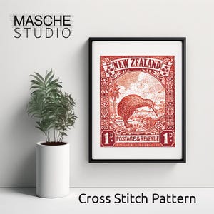 Könnte beinhalten: Gerahmter rot-weißer Druck mit einem Kiwi-Vogel, einem Symbol Neuseelands, in einem Vintage-Briefmarken-Design. Der Druck enthält den Text "NEW ZEALAND" und "POSTAGE & REVENUE".