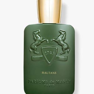 K&ouml;nnte beinhalten: Eine gr&uuml;ne, rechteckige Parf&uuml;mflasche mit goldenem Verschluss. Die Flasche zeigt ein Schilddesign mit zwei sich aufb&auml;umenden Pferden und dem Text "1743". Das Wort "HALTANE" steht &uuml;ber dem Text "PARFUMS de MARLY PARIS".