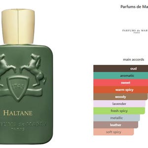 K&ouml;nnte beinhalten: Eine gr&uuml;ne, rechteckige Parf&uuml;mflasche mit goldenem Verschluss. Die Flasche hat gepr&auml;gte Details, darunter zwei aufsteigende Pferde und das Wort "HALTANE". Der Markenname "Parfums de Marly" ist ebenfalls sichtbar.