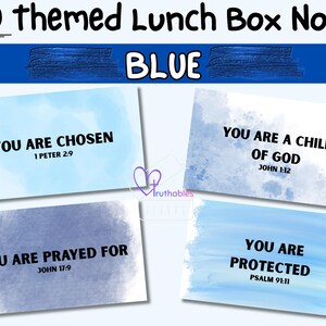 Könnte beinhalten: Ein Set von 80 thematischen Lunchbox-Notizen mit dem Wort "BLUE" in großen Buchstaben. Jede Notiz enthält eine inspirierende Botschaft, wie "YOU ARE CHOSEN" und "YOU ARE PROTECTED", mit entsprechenden Bibelversen. Die Notizen haben einen aquarellartigen Hintergrund.