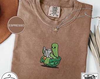 Camiseta bordada con tortuga lectora, bonita y cómoda camiseta de colores para amantes de la lectura, regalos para amantes de los libros.
