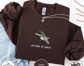 Sudadera bordada con rana y ganso, ropa de cuello redondo We Ride At Dawn Adventure.