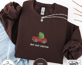 Sudadera bordada "Busy Dilly Dallying" con cuello redondo y diseño divertido para mujer. Sudadera con rana, regalo divertido y sarcástico.