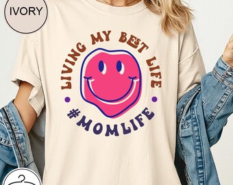 Camiseta Comfort Colors® Living My Best Mom Life, regalo del Día de la Madre de parte de su hija, camiseta para mamá para su cumpleaños, baby shower.
