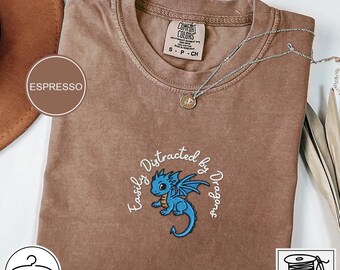 Camiseta bordada "Fácilmente Distraído por Dragones" Camiseta Divertida de Dragones Camiseta para Lectores de Fantasía Regalo para Amantes de los Dragones Camiseta para Ratones de Biblioteca Idea de Camiseta Friki