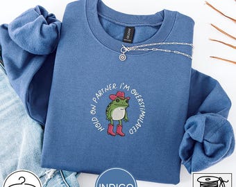 Espera, compañero, estoy sobreestimulado. Sudadera bordada, camiseta divertida de vaquero rana, regalo de salud mental del oeste lindo de vaquero,