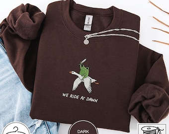 Sudadera bordada "We Ride at Dawn", sudadera divertida de rana y ganso, camiseta de animales caóticos, regalo original para gamers.