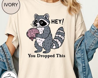 Camiseta Comfort Colors® Hey You Dropped This, camiseta divertida de mapache, camiseta con humor sarcástico, camiseta con meme divertido, camiseta con estampado divertido, regalo para ella.