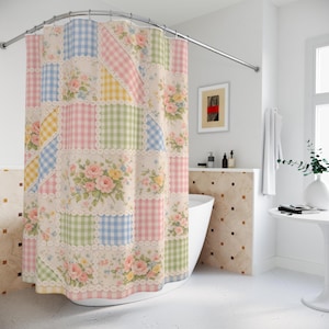 Cortina de ducha floral con retazos de rosas y cuadros vichy / Decoración de baño estilo granja vintage