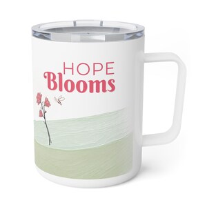 Personalisierter Reisebecher „Hope Blooms“ (295 ml) – Motiv: Malerische Wiese | Geschenk für Frauen und Teenager | Blumen- und Bienenmotiv