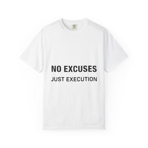 Peut inclure: T-shirt blanc avec l'inscription noire "NO EXCUSES JUST EXECUTION". Le t-shirt a un col rond et des manches courtes. Le vêtement est fait d'un tissu doux et confortable.