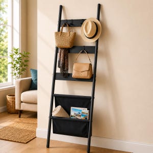 Escalera de metal negro para mantas con cesta de almacenamiento, toallero de pared, estante tipo escalera que ahorra espacio, organizador de mantas moderno para sala de estar