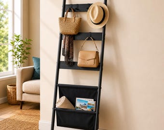 Escalera de metal negro para mantas con cesta de almacenamiento, toallero de pared, estante tipo escalera que ahorra espacio, organizador de mantas moderno para sala de estar