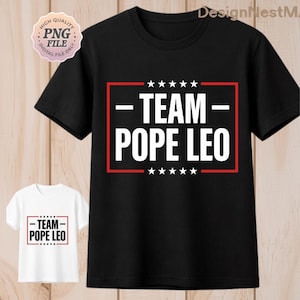 Puede incluir: Camiseta negra con el texto blanco "TEAM POPE LEO" enmarcado por un rectángulo rojo. Seis estrellas blancas están situadas encima y debajo del texto. También se muestra una camiseta blanca más pequeña con el mismo diseño.