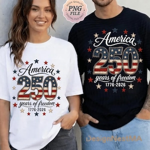 Puede incluir: Dos camisetas, una blanca y otra negra, con el texto "America 250 years of freedom 1776-2026". El diseño incluye estrellas rojas, blancas y azules y el número 250 en un patrón de mezclilla. Para el 250 aniversario.