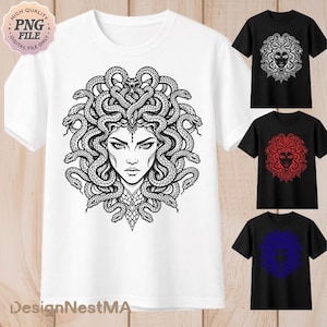 Puede incluir: Camiseta blanca con una ilustración detallada en blanco y negro de Medusa con serpientes como cabello. También se muestran camisetas negras adicionales con diseños de Medusa rojos y azules. La imagen incluye el texto "DesignNestMA" y un gráfico de "archivo PNG".
