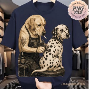 Puede incluir: Camiseta azul marino con una ilustración en tonos sepia de un Labrador Retriever tatuando a un Dálmata. El Labrador, con un delantal que dice "Good Boy Tattoo", sostiene una pistola de tatuaje y un cigarrillo. El Dálmata está sentado en un taburete. La camiseta tiene un gráfico "PNG FILE".