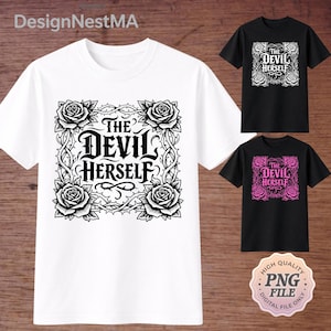 Puede incluir: Camiseta blanca con la frase "THE DEVIL HERSELF" enmarcada por rosas y espinas. Se muestran también dos camisetas negras con el mismo diseño, una en blanco y otra en rosa.