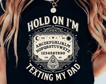 Espera, le estoy enviando un mensaje a mi papá. Tablero Ouija retro PNG: humor espeluznante Halloween PNG comunicación fantasma PNG (Descarga digital)