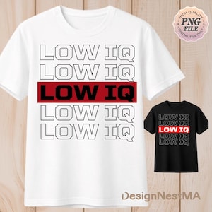 Op de afbeelding: Wit t-shirt met de tekst "LOW IQ" vijf keer gestapeld, waarbij het middelste exemplaar op een rode achtergrond staat. Er wordt ook een zwart t-shirt met hetzelfde ontwerp getoond. Het ontwerp is eenvoudig en gedurfd.