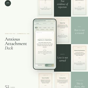 Op de afbeelding: Een digitaal kaartspel van 52 kaarten genaamd Anxious Attachment Deck, weergegeven op een smartphonescherm en als losse kaarten. De kaarten hebben saliegroene en crèmekleurige achtergronden met zwarte tekst, waaronder Urgency vs. Importance.