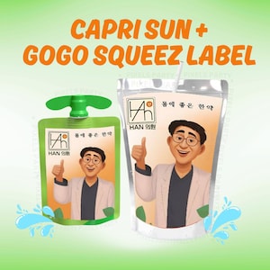 Puede incluir: Dos bolsas de zumo con una ilustración de dibujos animados de un hombre haciendo una señal de aprobación. Las bolsas están etiquetadas "CAPRI SUN + GOGO SQUEEZ LABEL" en texto naranja. Una bolsa es verde con una tapa verde, la otra es transparente.