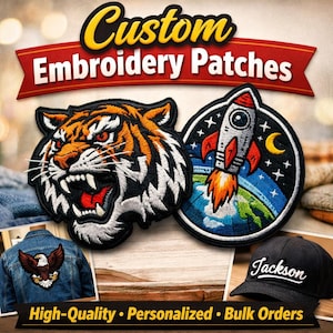 Puede incluir: Imagen de parches de bordado personalizados con un tigre, un cohete y un diseño de águila. Los parches se muestran en una chaqueta vaquera y una gorra de béisbol negra. El texto incluye "Custom Embroidery Patches" y "High-Quality • Personalized • Bulk Orders."
