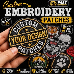 Könnte beinhalten: Ein runder bestickter Aufnäher mit schwarzem Hintergrund, goldenem Rand und goldenem Text CUSTOM YOUR DESIGN PATCHES, akzentuiert durch zwei goldene Sterne. Weitere Aufnäher mit Tiger, Totenkopf, Rose, Berg und Pfotenabdruck sind in der Nähe zu sehen.