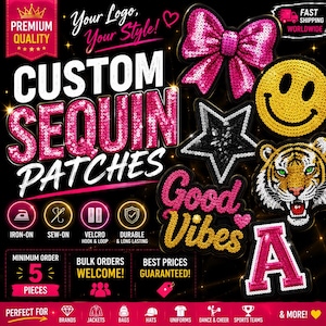 Puede incluir: Una colección de parches de lentejuelas personalizados con un lazo rosa, una cara sonriente amarilla, una estrella negra, una cara de tigre, el texto Good Vibes y la letra A. La imagen incluye texto que detalla opciones de planchado y costura.