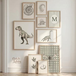 Op de afbeelding: Een verzameling ingelijste kunstafdrukken met botanische en dinosaurus illustraties. De prints bevatten een Tyrannosaurus Rex, een varen, een libelle en een spiraalvormige schelp. Het kleurenpalet is neutraal met grijstinten en beige, waardoor een samenhangende galerij ontstaat.