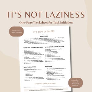 Może przedstawiać: Biały ceramiczny kubek z czarnym uchwytem i napisem "But First, Coffee" pogrubioną czcionką. Kubek jest ustawiony na rozmytym tle, sugerującym przytulne otoczenie.
