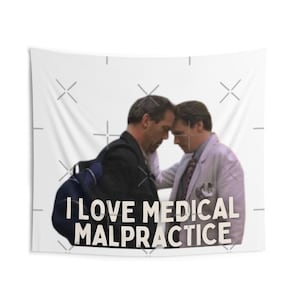 Puede incluir: Tapiz de pared blanco con una imagen de dos hombres abrazados. El texto "I LOVE MEDICAL MALPRACTICE" está impreso en letras azul oscuro. Un hombre lleva un traje, el otro una bata de laboratorio.