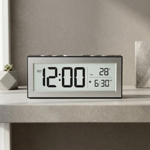 Reloj despertador digital a pilas con retroiluminación de fecha y temperatura, pantalla LCD con atenuación automática y función de repetición.