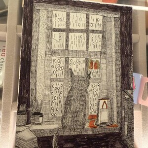 以下が含まれることがあります： 窓から雨を眺める猫を描いた白黒インク画。猫はろうそくと小さな植物のある窓辺に座っています。窓には数字のグリッドパターンがあります。