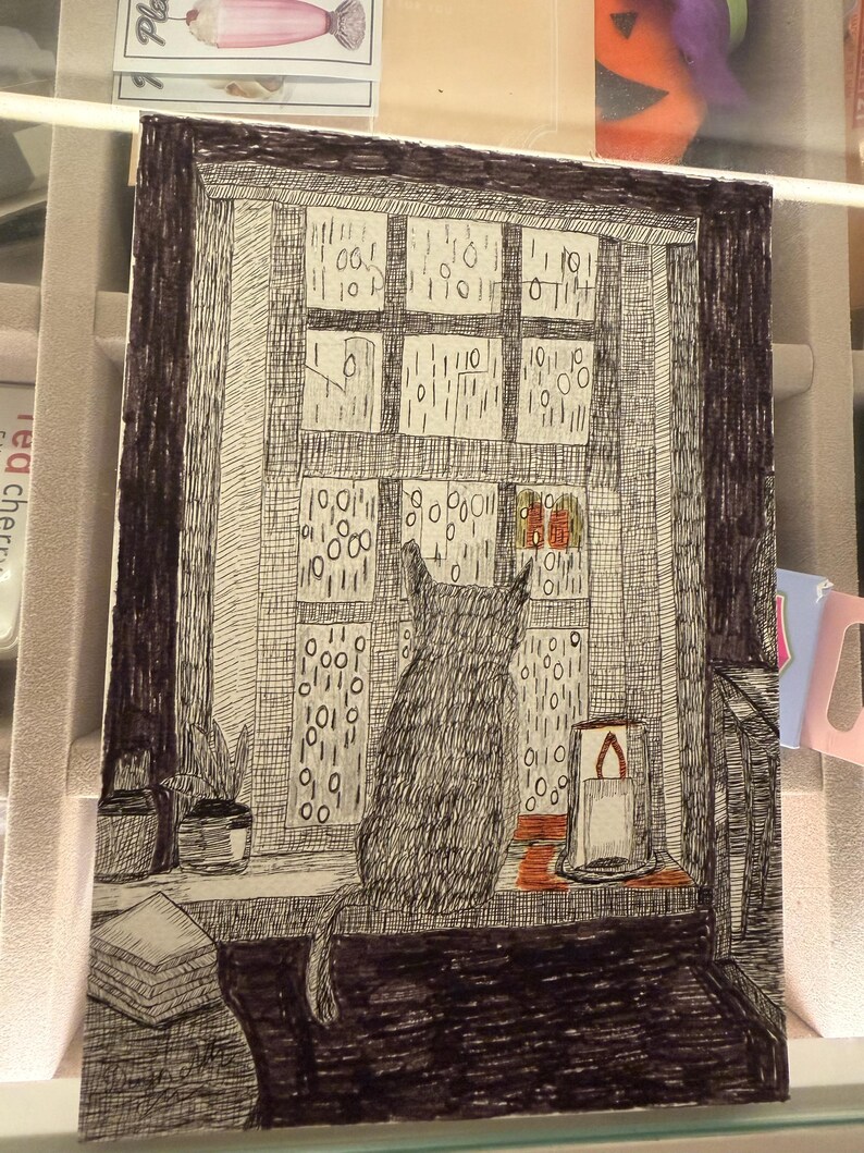 以下が含まれることがあります： 窓から雨を眺める猫を描いた白黒インク画。猫はろうそくと小さな植物のある窓辺に座っています。窓には数字のグリッドパターンがあります。