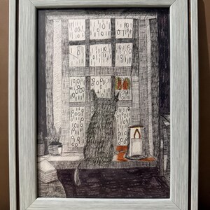 以下が含まれることがあります： 窓の外を眺める猫の白黒ペンとインクの額入り絵。猫はろうそくと本のある窓辺に座っています。窓には、バイナリコードのようなマーキングのあるグリッドパターンがあります。