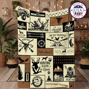 Puede incluir: Una taza de cerámica blanca con un asa negra y el texto "But First, Coffee" en negrita negra. La taza está sobre un fondo borroso. La taza mide aproximadamente 10 cm de altura.