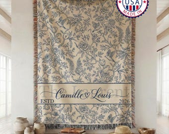 Coperta personalizzata con nome e motivo floreale, arazzo decorativo per la casa con monogramma toile de Jouy, regalo di anniversario per una coppia di novelli sposi.