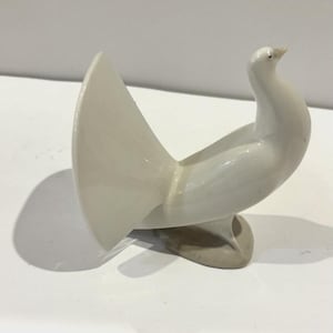 Colombe blanche avec des feuilles pour la paix et l'amour | Vecteur Premium