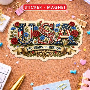 Puede incluir: Una pegatina o im&aacute;n decorativo con la palabra "USA" en colores patri&oacute;ticos y detalles florales. El dise&ntilde;o incorpora la bandera estadounidense, rosas rojas y flores azules, con el texto "250 YEARS OF FREEDOM" en una pancarta. La pegatina est&aacute; rodeada de material de oficina.