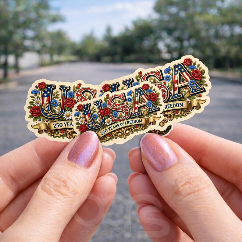 Puede incluir: Un conjunto de pegatinas de USA con un dise&ntilde;o patri&oacute;tico. Las pegatinas presentan la palabra "USA" en rojo, blanco y azul, con detalles florales y el texto "250 Years of Freedom".