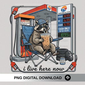 Puede incluir: Gráfico digital de un mapache con gafas de sol y gorra, bebiendo té de burbujas mientras está sentado en una silla plegable en una gasolinera. La imagen incluye el texto "i live here now" y "PNG DIGITAL DOWNLOAD".